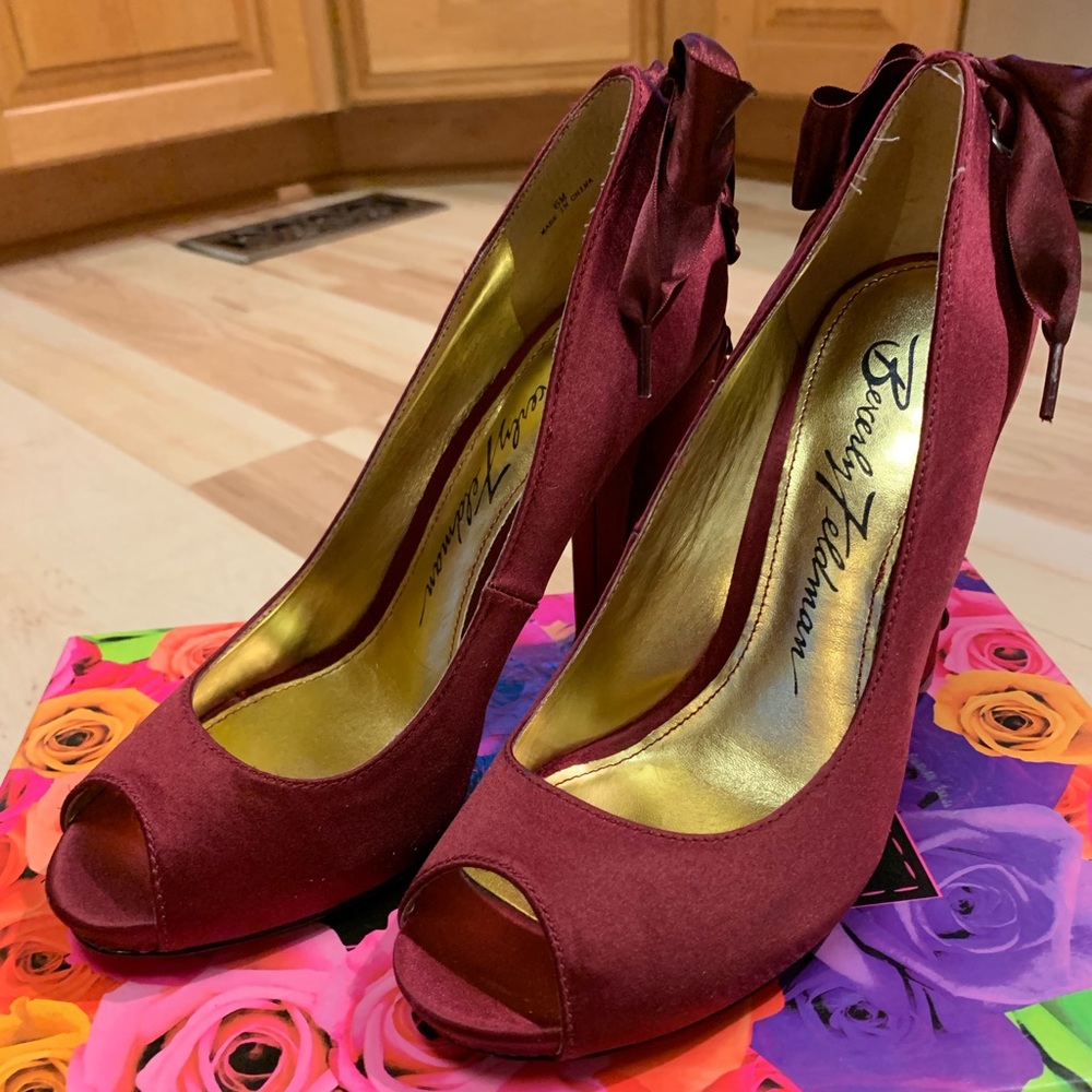Size 6 Lacey up satin heels